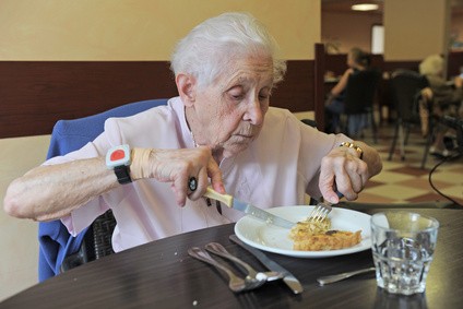 femme senior mangeant