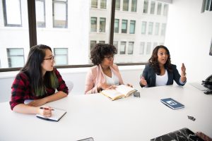 femmes autour d'une table